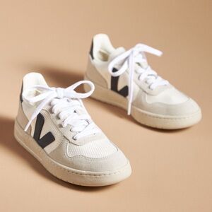 Like New Veja V-10 Sneaker